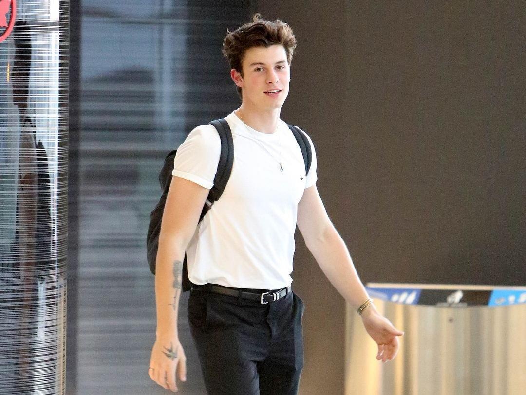 Thoi trang san bay cua Shawn Mendes co gi dac biet? hinh anh
