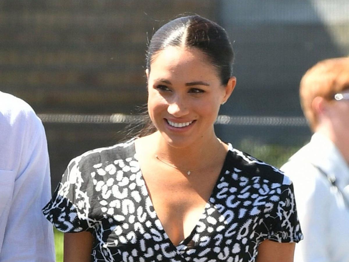 Chiec vay ho nguc khien Meghan Markle bi che hien chay hang hinh anh