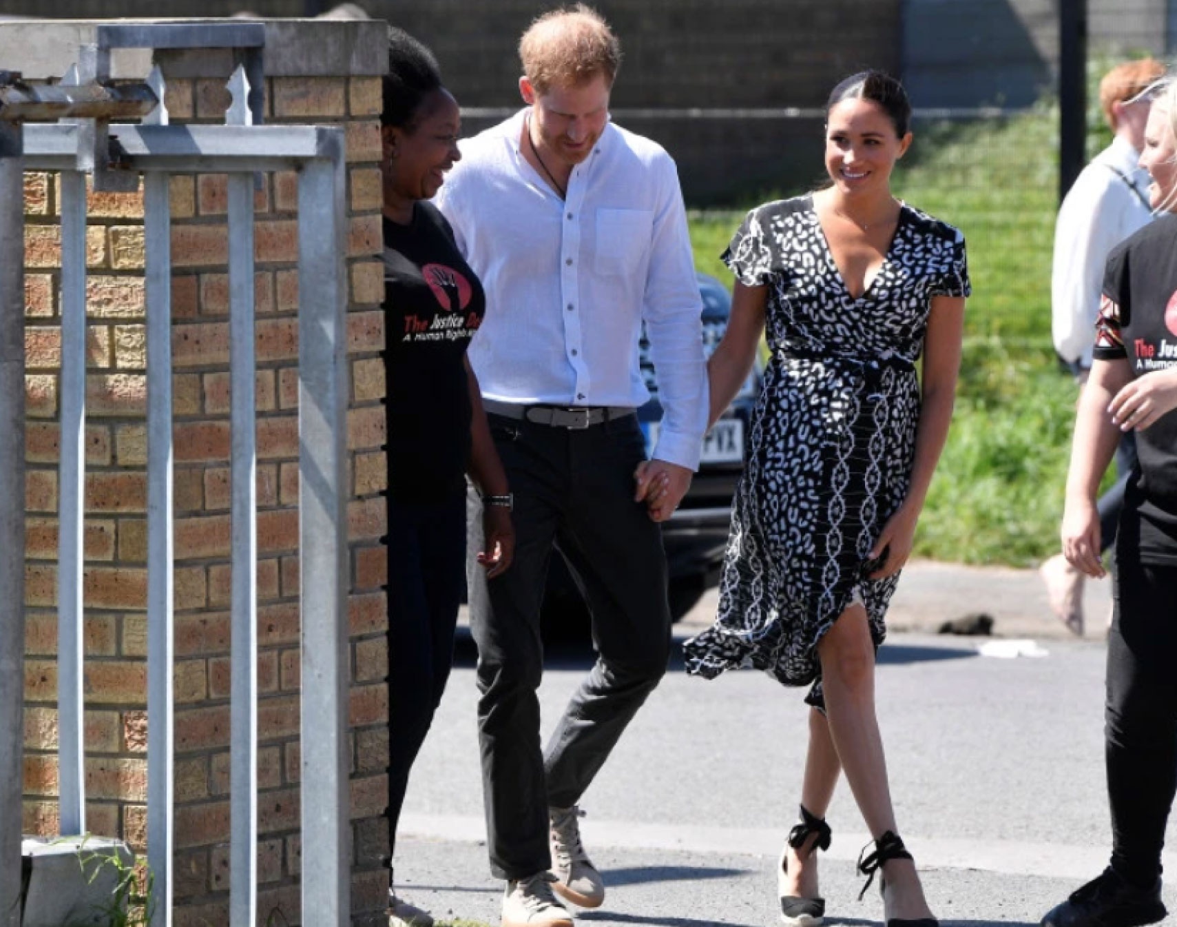 meghan markle mặc váy phản cảm  ảnh 1 meghan markle mac vay phan cam anh 1