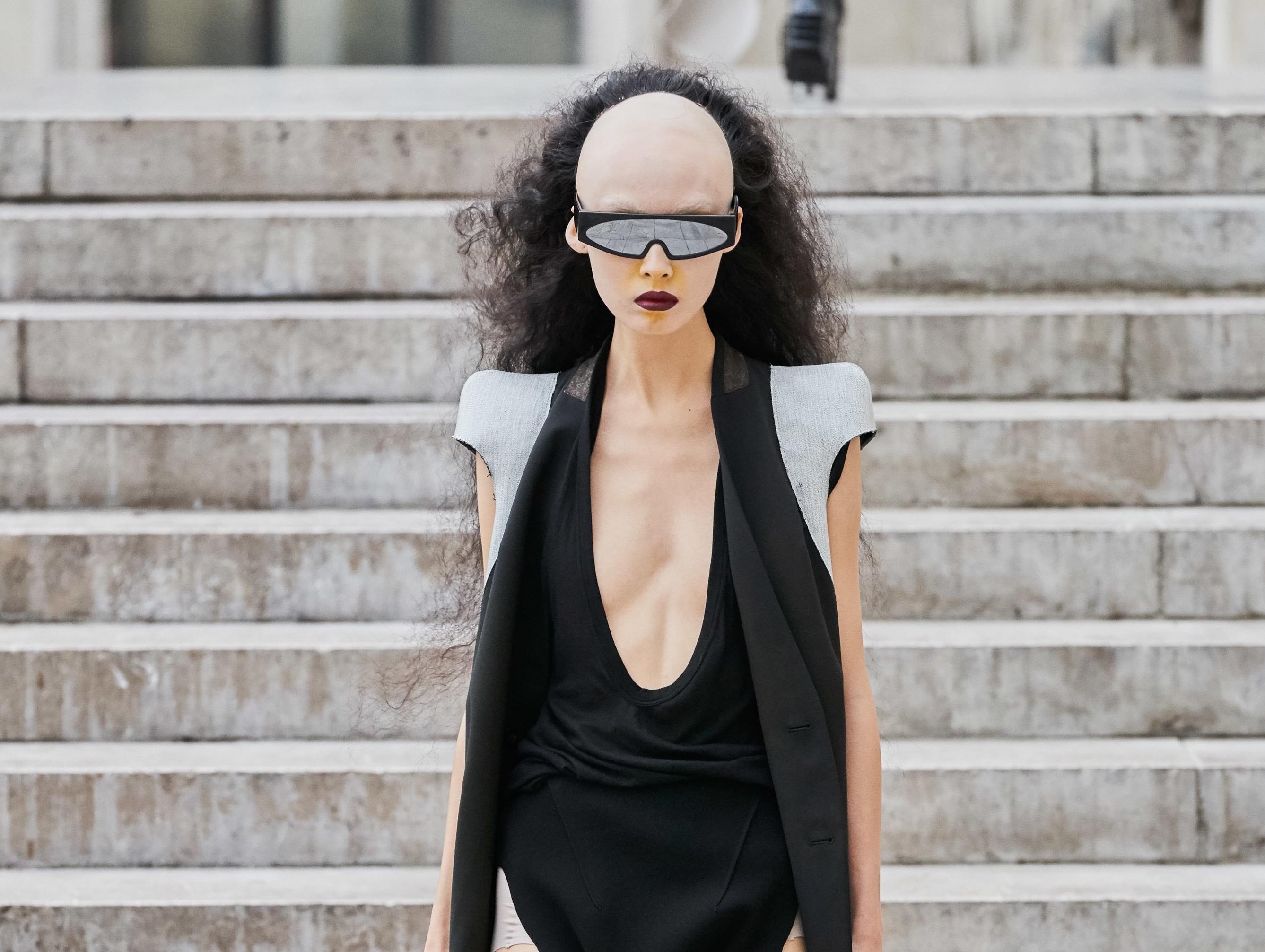 Rick Owens tiep tuc ra mat thiet ke doc di, it ai dam mac ra duong hinh anh