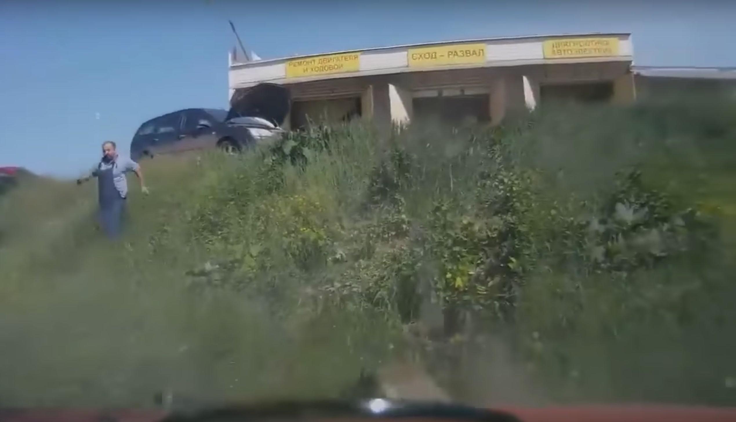 Quen keo phanh tay, oto troi xuong ho hinh anh