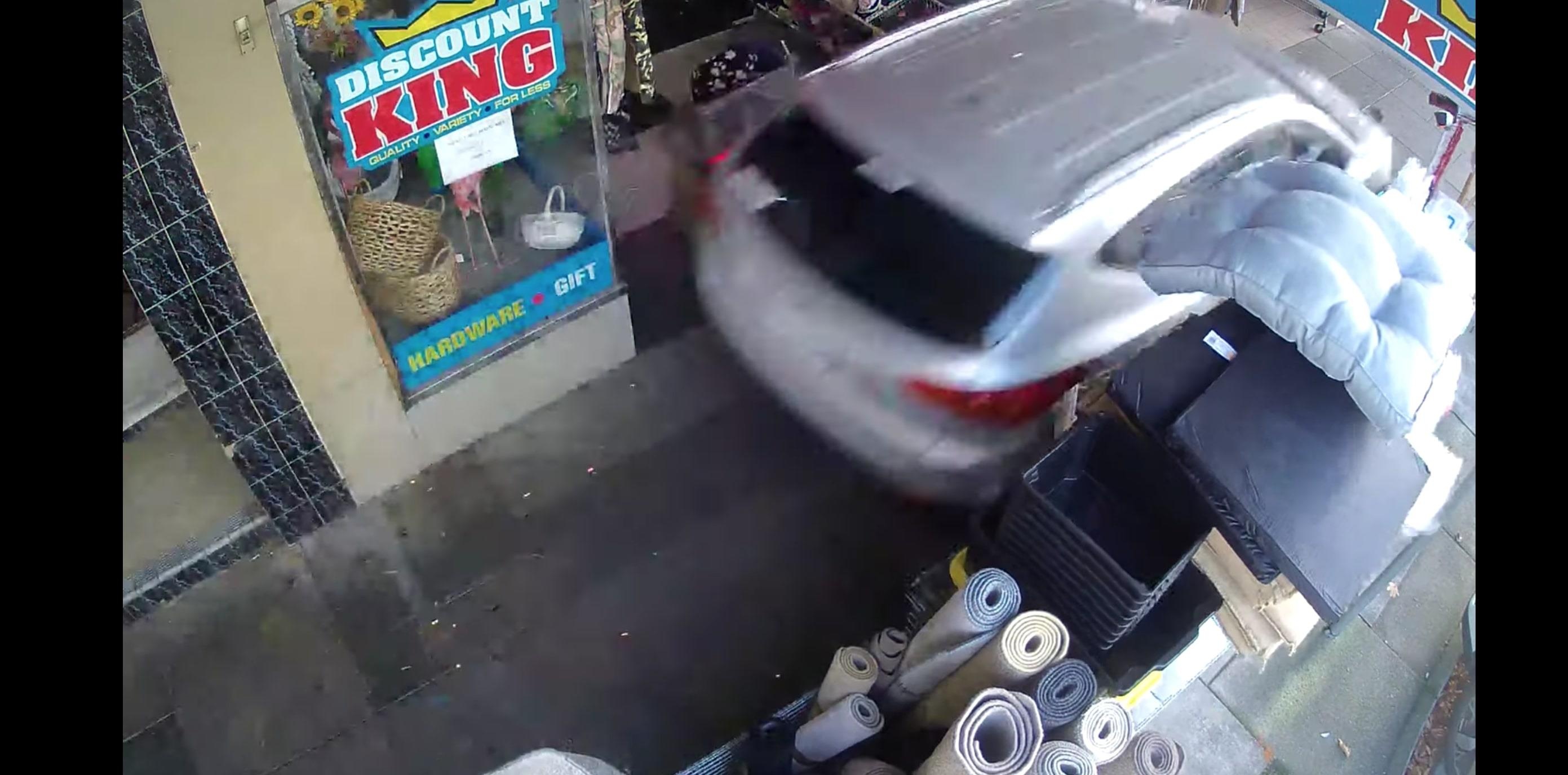 Tai xe 86 tuoi phong oto nhu bay tren via he hinh anh