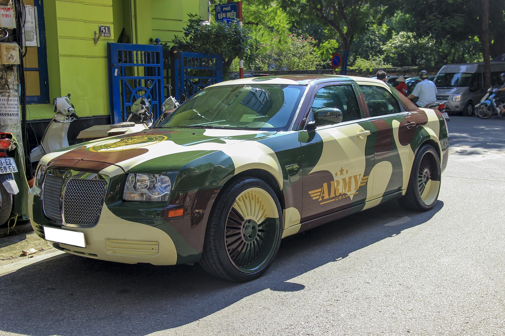 'Tieu Bentley' Chrysler 300 mau ran ri rao ban 650 trieu hinh anh