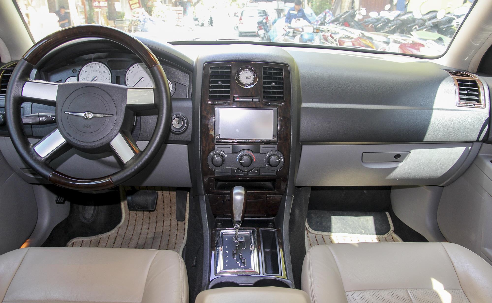 Chrysler 300C,  xe cu,  thi truong,  dong co xang 2.7 lit anh 7