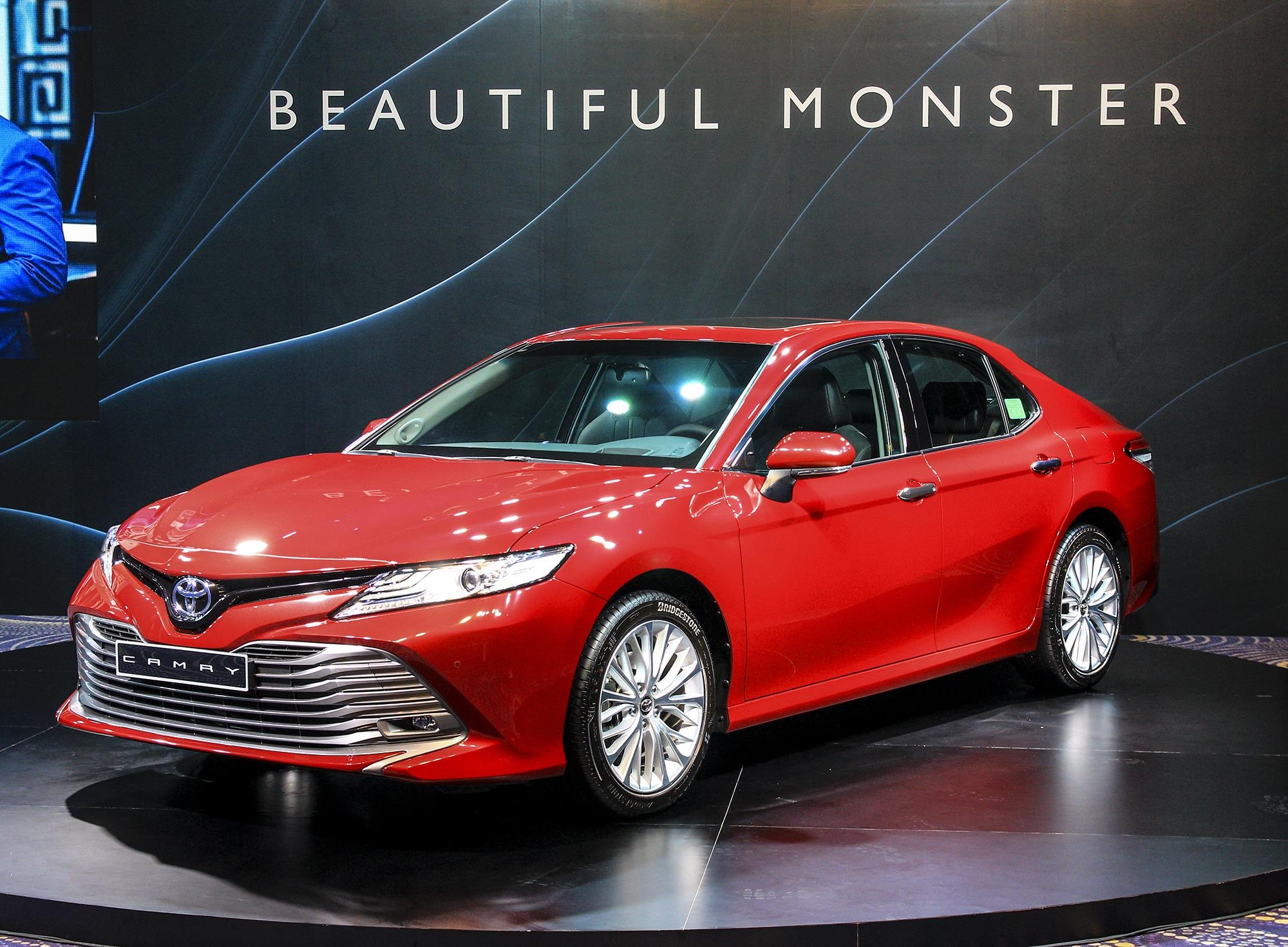 Toyota Camry, Mazda 6 dong loat giam gia 20 trieu dong hinh anh