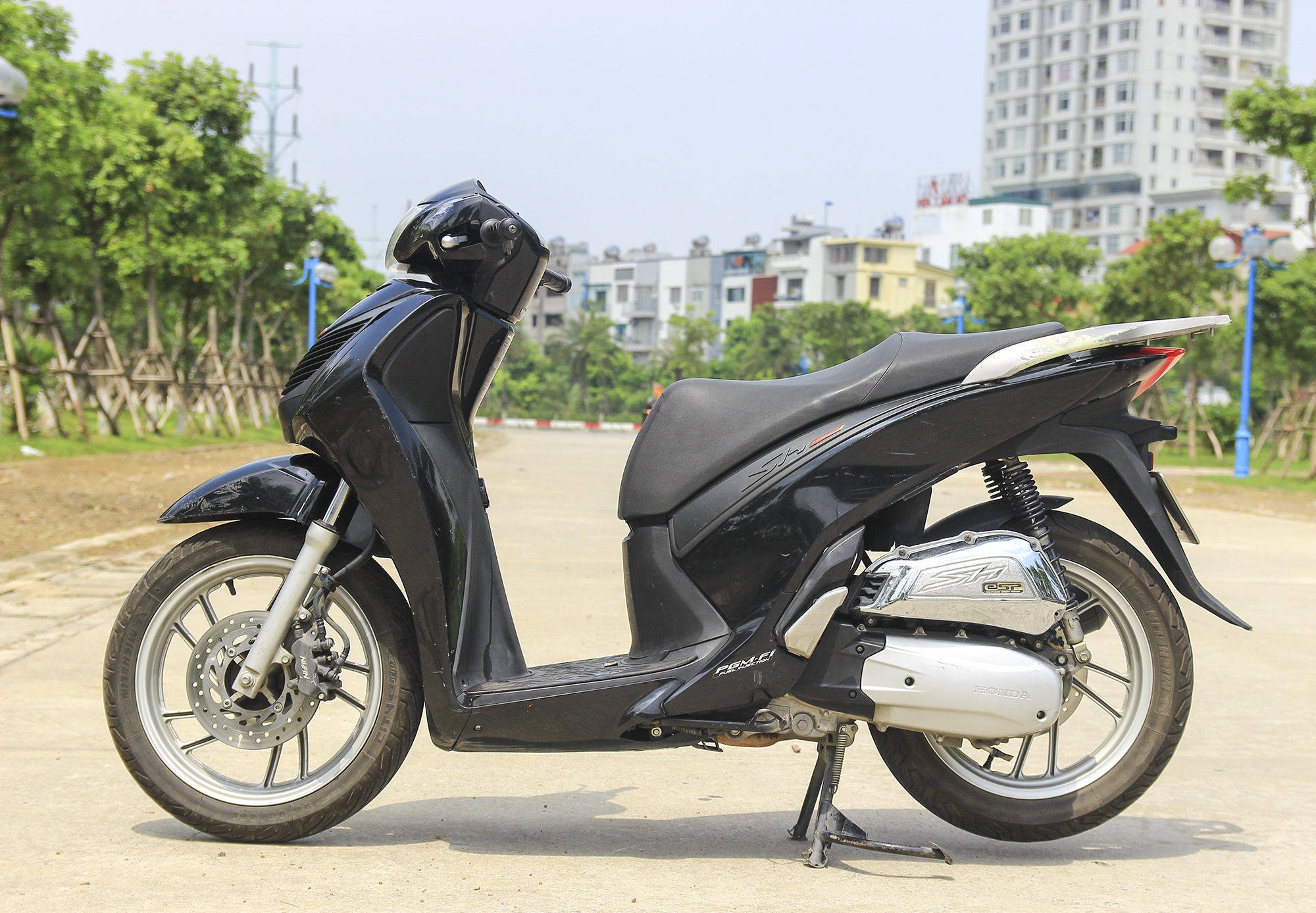 Honda SH 125i doi 2012 lap rap trong nuoc sau 7 nam con lai gi? hinh anh