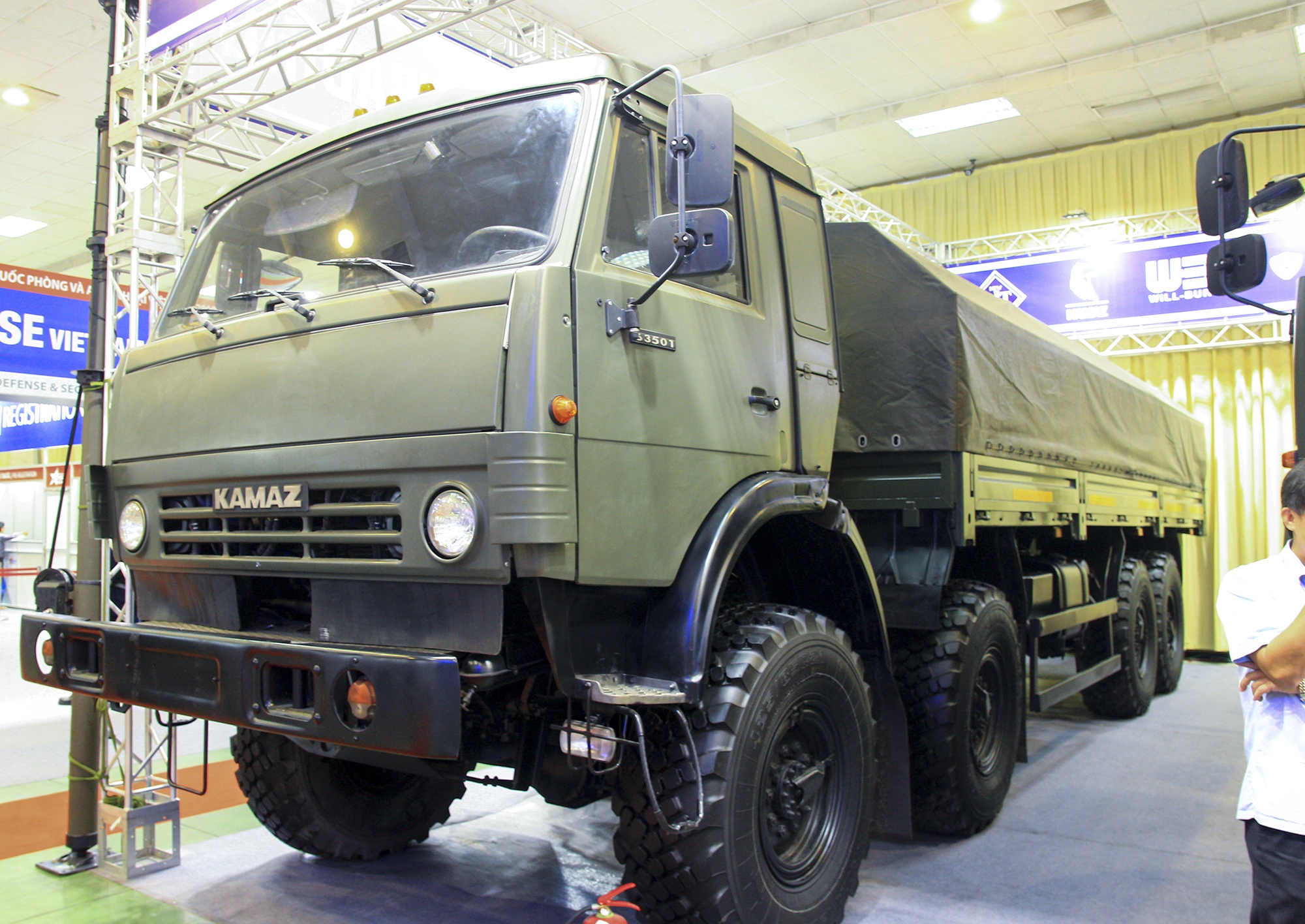 Can canh bo ba xe tai quan su o Ha Noi, co the keo xe tang, ten lua hinh anh