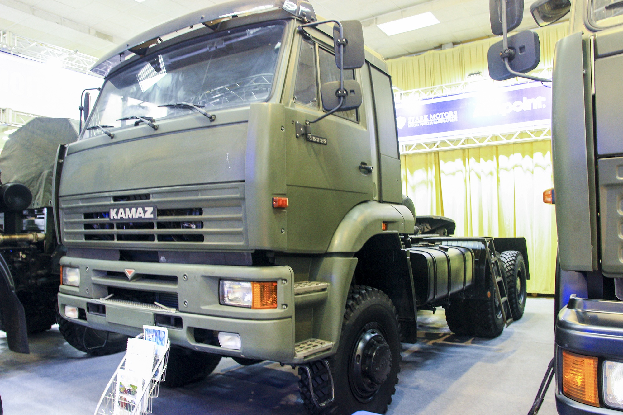 xe tai quan su co the keo xe tang,  cho ten lua anh 2