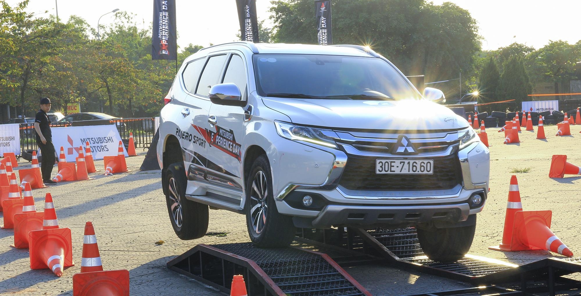Mitsubishi Pajero Sport giam gan tram trieu, re hon Toyota Fortuner hinh anh