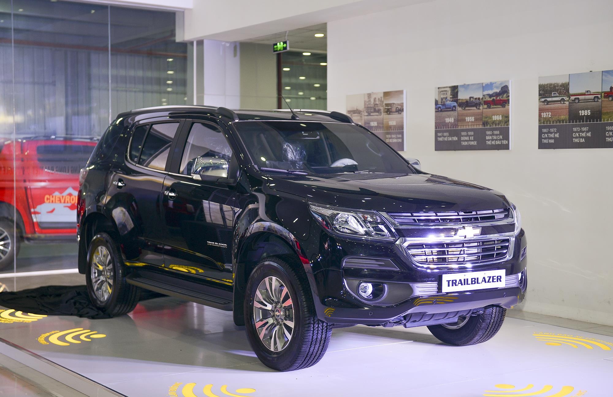 Isuzu MU-X, Chevrolet Trailblazer giam gia, cao nhat 160 trieu dong hinh anh