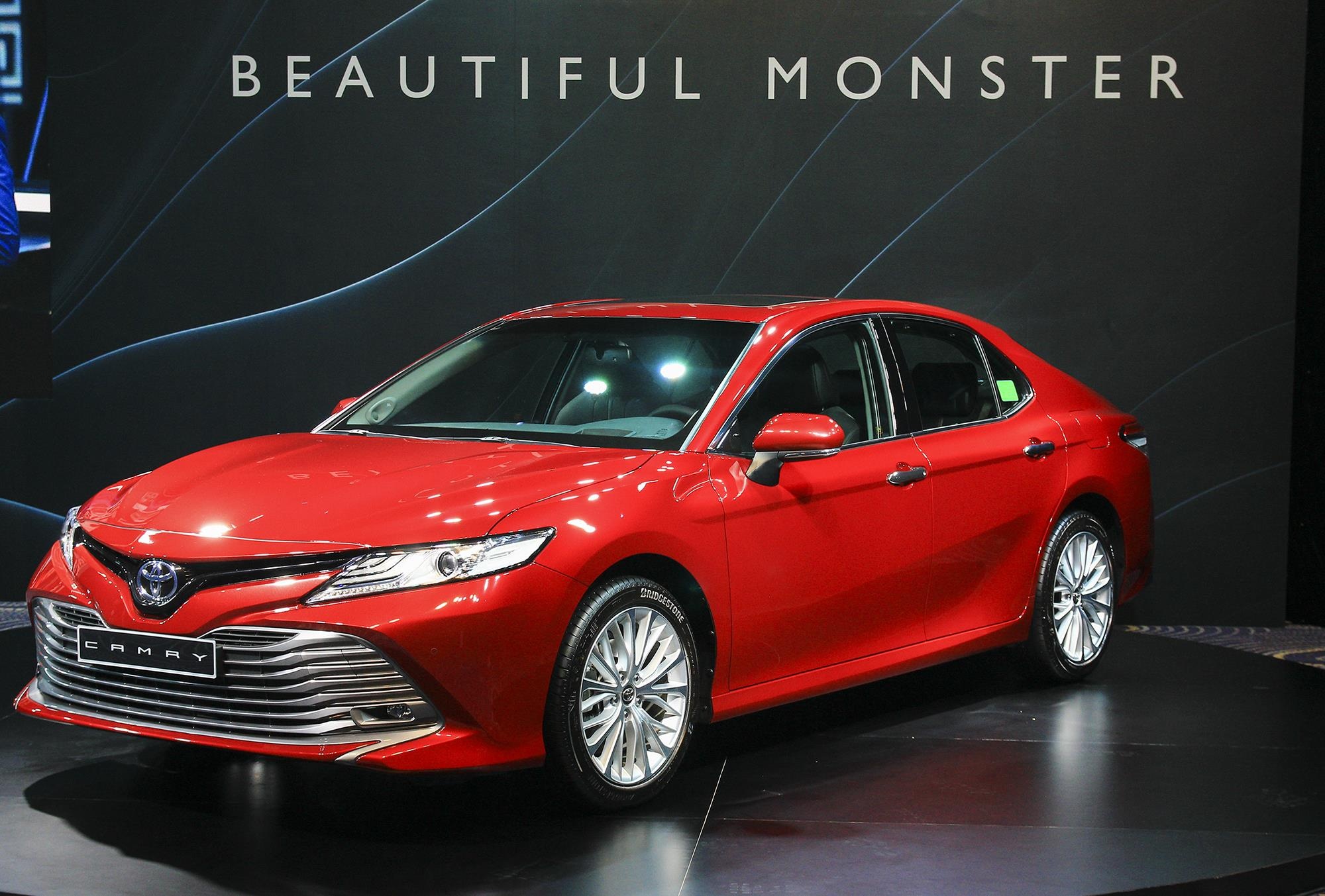 Mazda6 giam gia, Toyota Camry bia kem lac them 20-40 trieu dong hinh anh