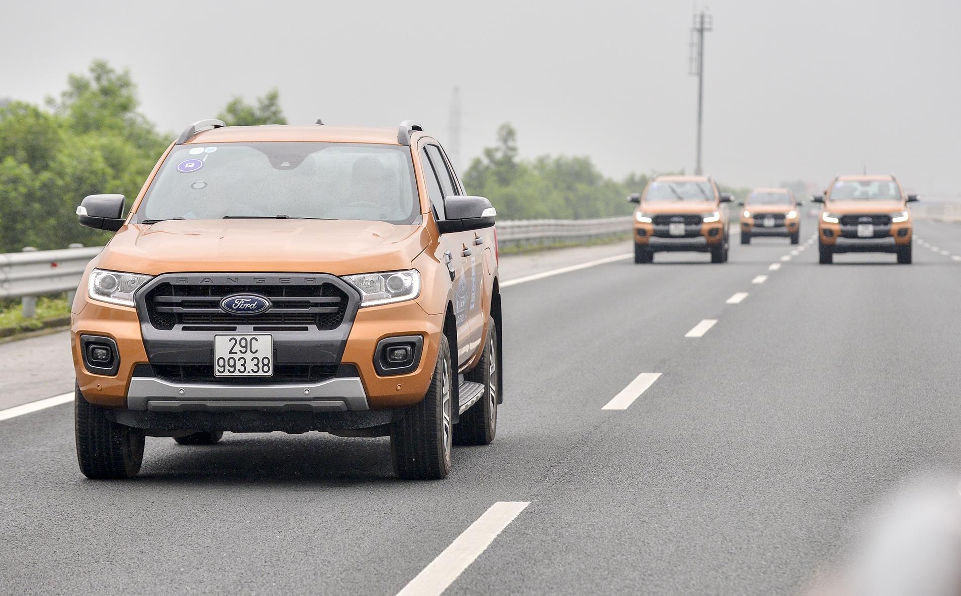 Ban tai giam gia hang loat, cao nhat 160 trieu dong hinh anh