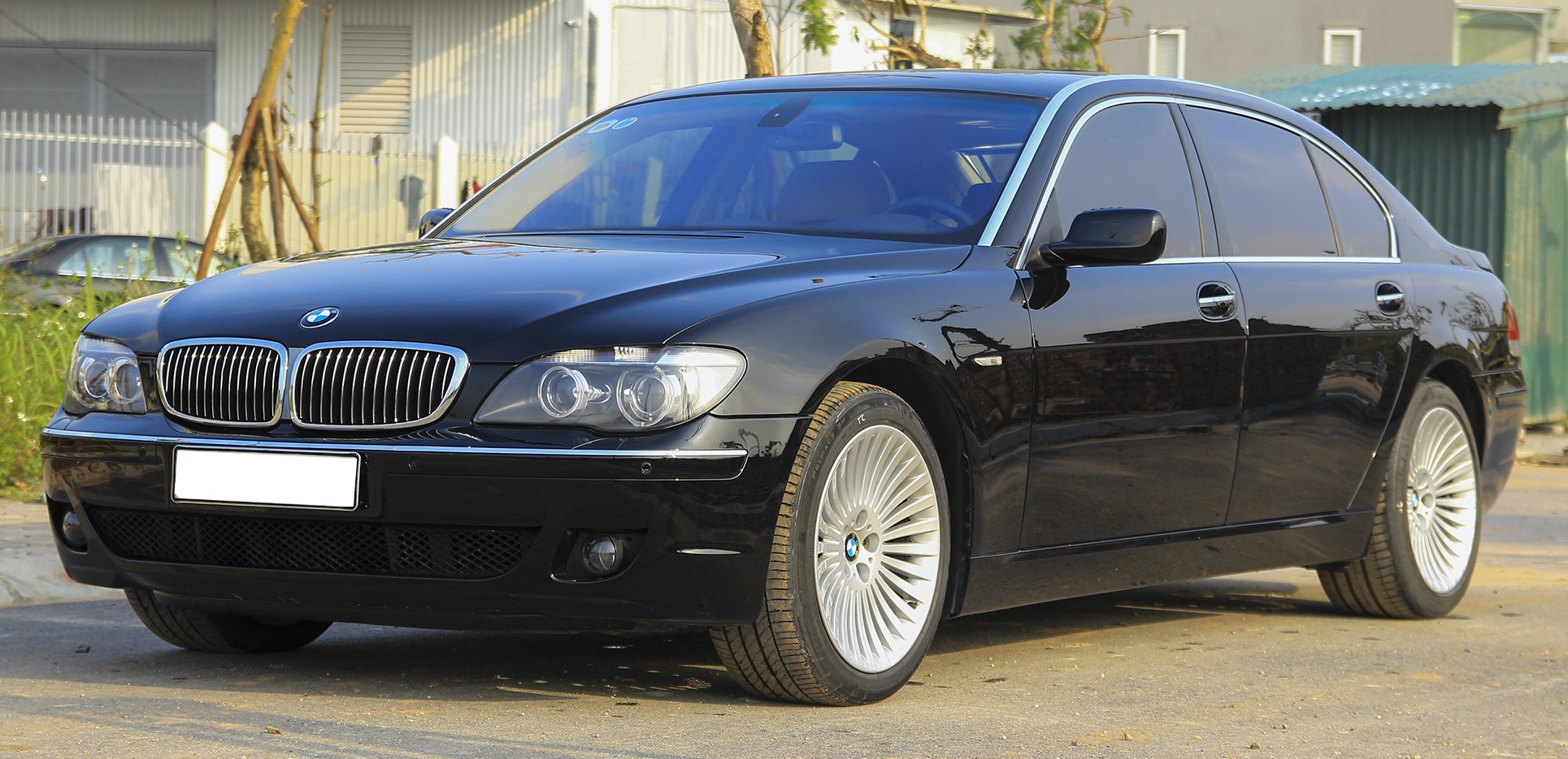 Xe sang BMW 750 Li 14 nam tuoi co gia hon 400 trieu dong hinh anh