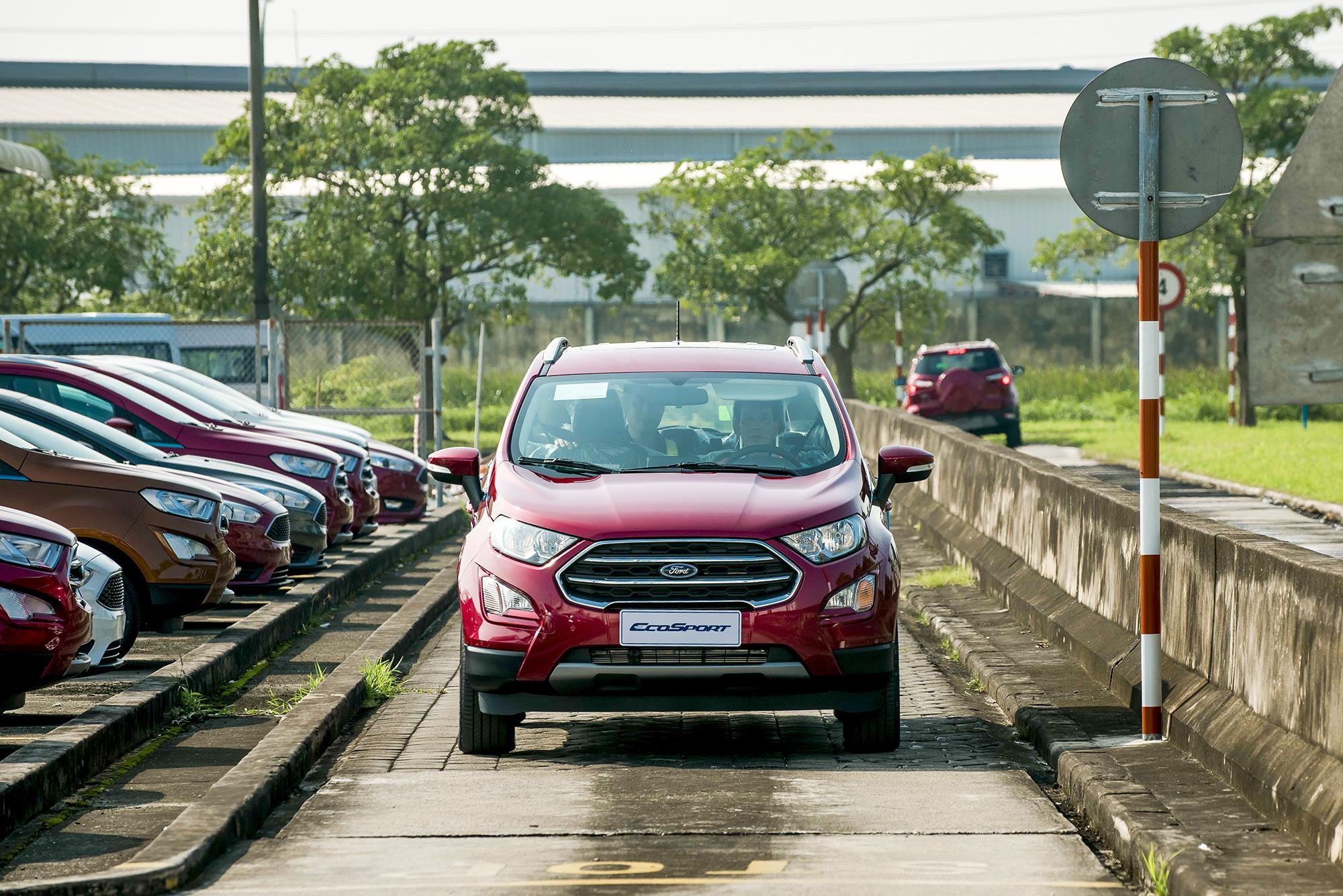 Phan khuc SUV co nho - Hyundai Kona, Ford EcoSport o at giam gia hinh anh