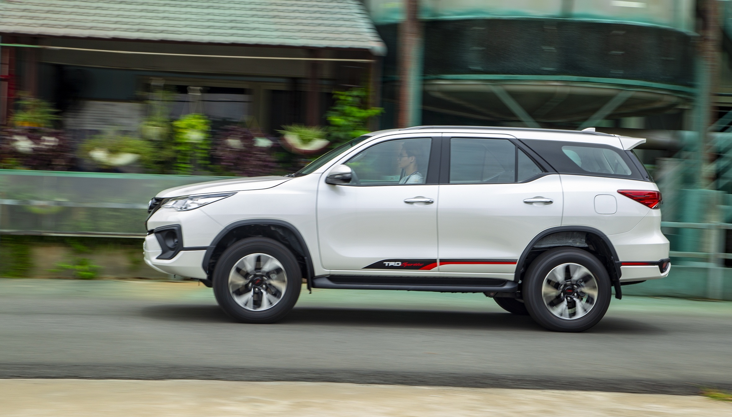 Camry,  Fortuner,  bia kem lac anh 2