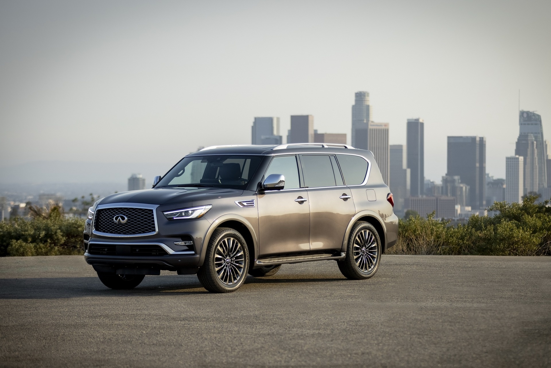 Infiniti QX80 2022 co gia 70.600 USD tai My hinh anh