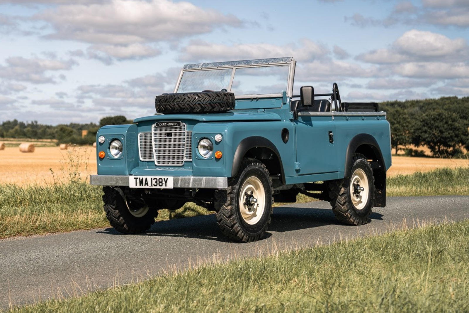 Oto co cua James Bond sap duoc ban dau gia hinh anh