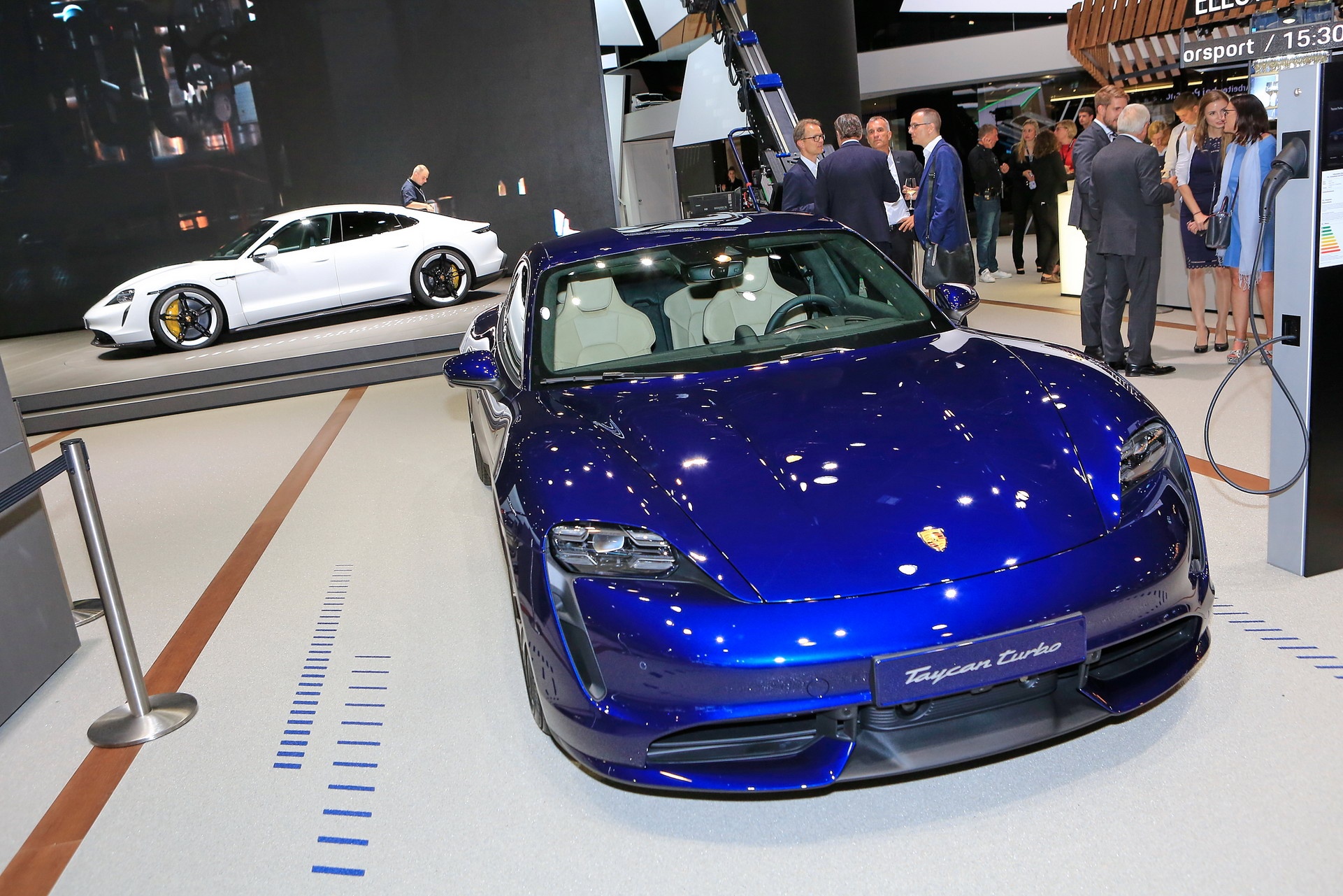 Porsche,  Taycan,  truot tuyet anh 6