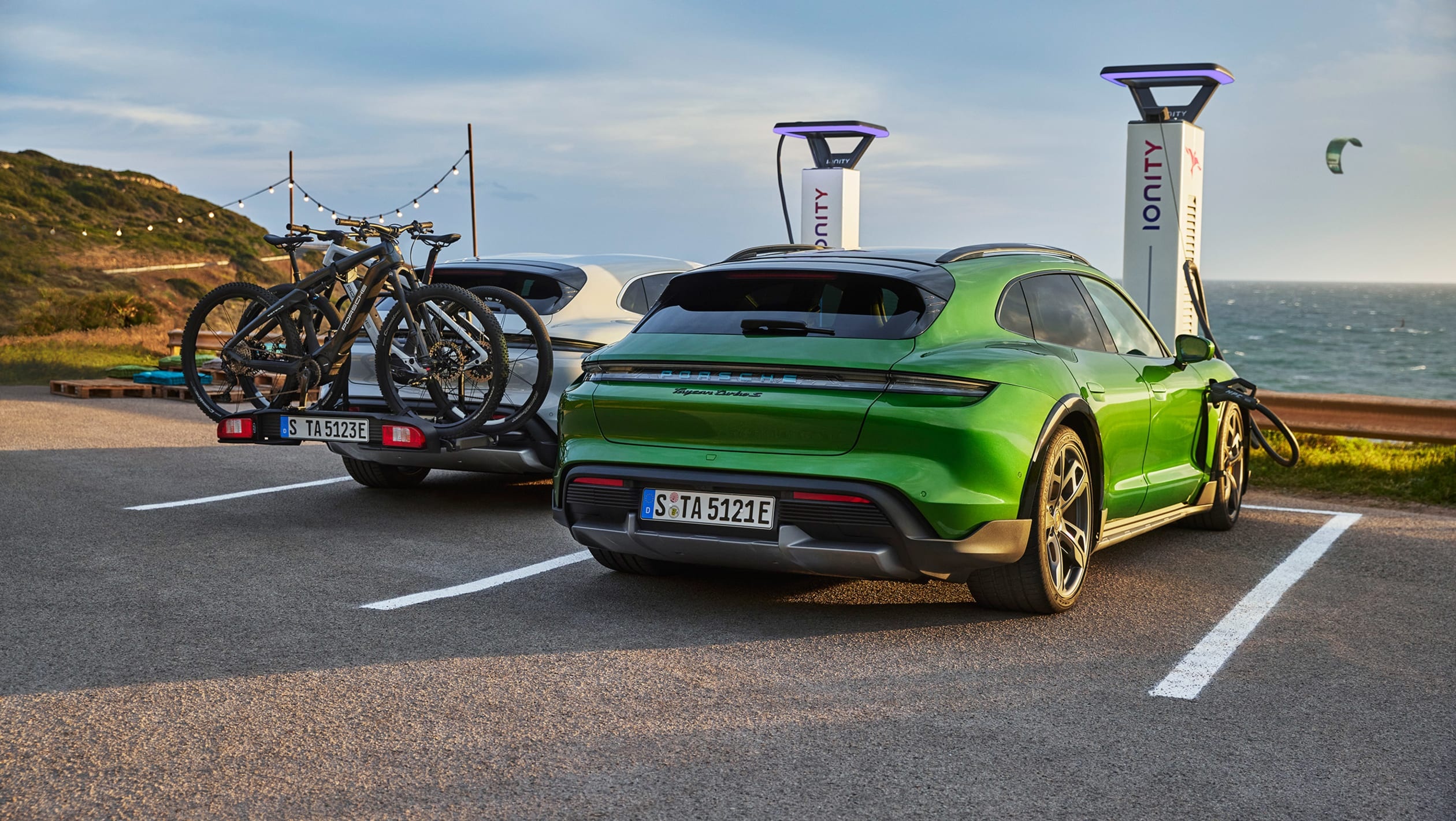 Porsche,  Taycan,  truot tuyet anh 19