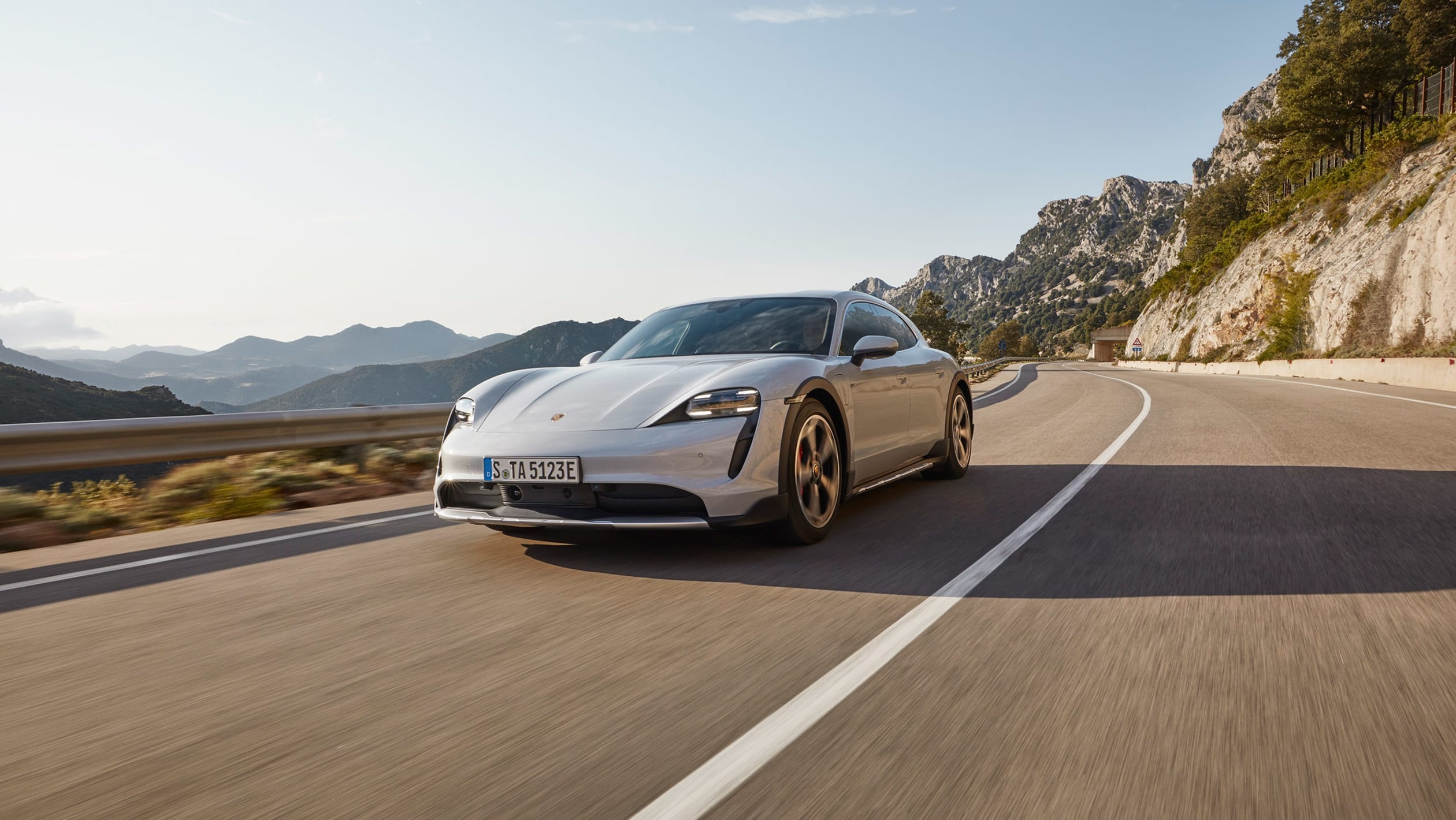 Porsche,  Taycan,  truot tuyet anh 18