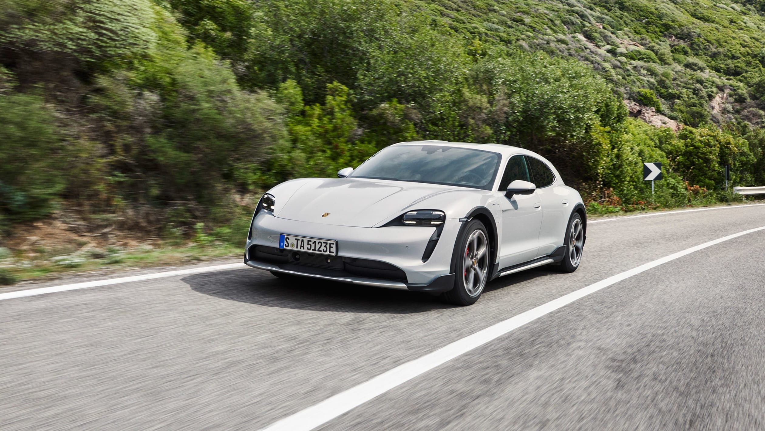 Porsche,  Taycan,  truot tuyet anh 13