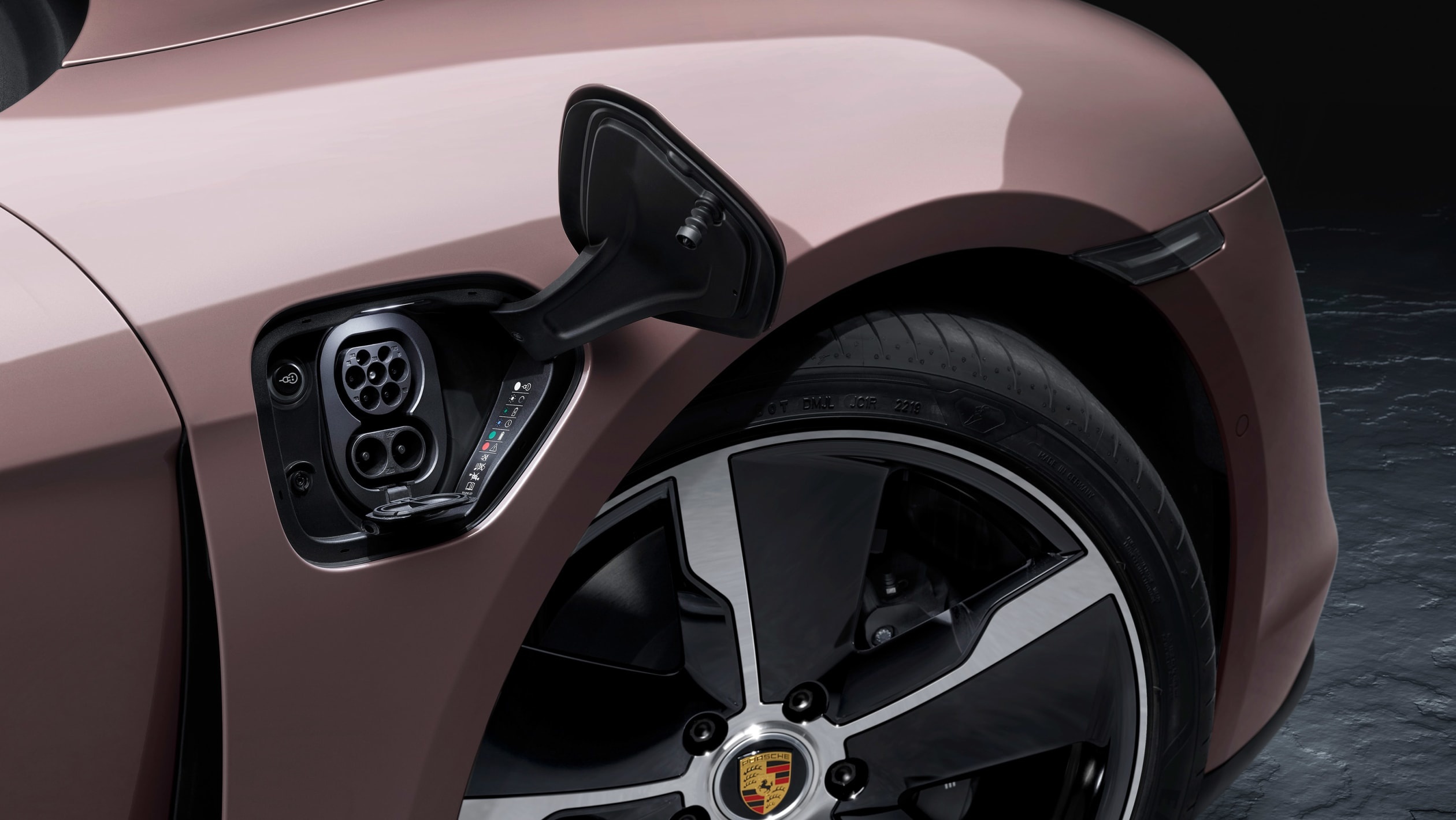 Porsche,  Taycan,  truot tuyet anh 12