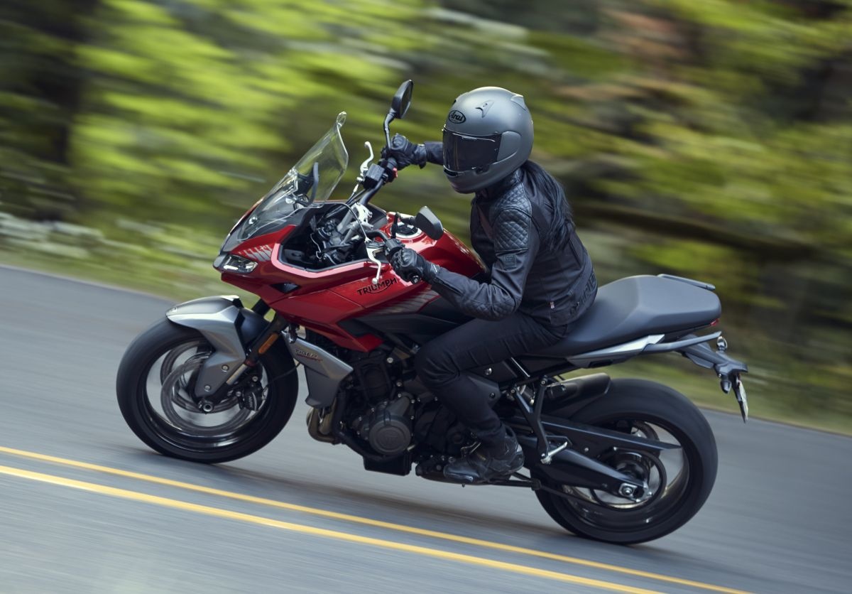 Triumph Tiger Sport 660 trang bi dong co 3 xy-lanh nhu Trident hinh anh