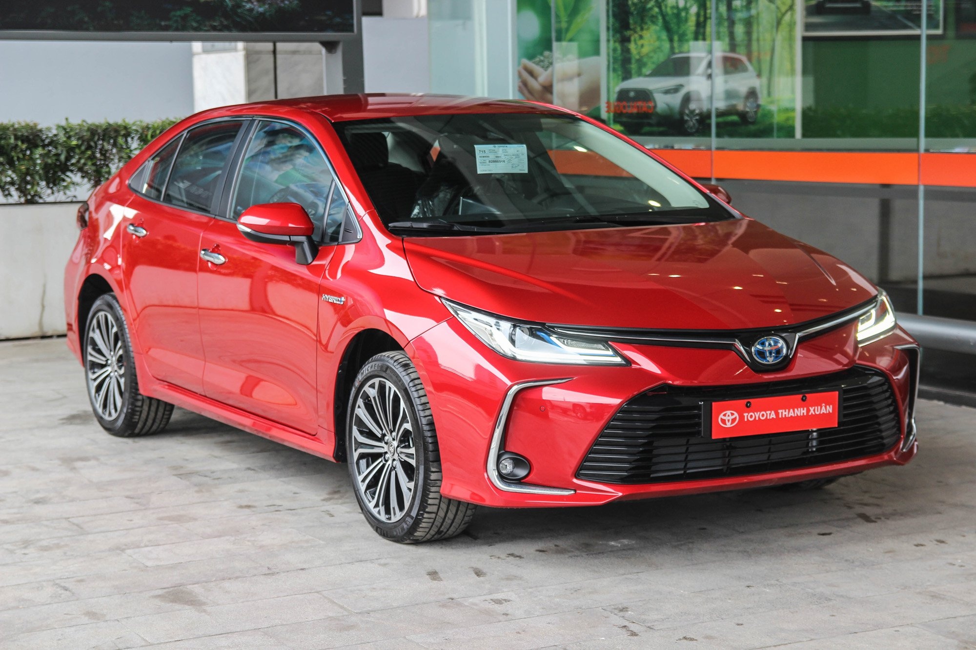 Chi tiet Toyota Corolla Altis phien ban hybrid gia 860 trieu dong hinh anh
