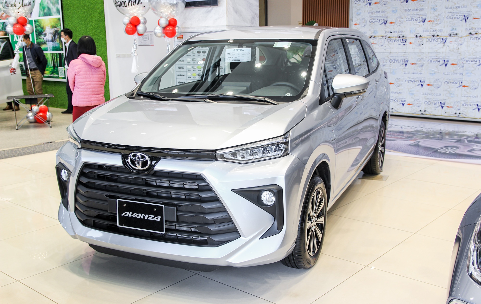 Mua xe 7 cho gia re, chon Toyota Avanza Premio hay Mitsubishi Xpander? hinh anh