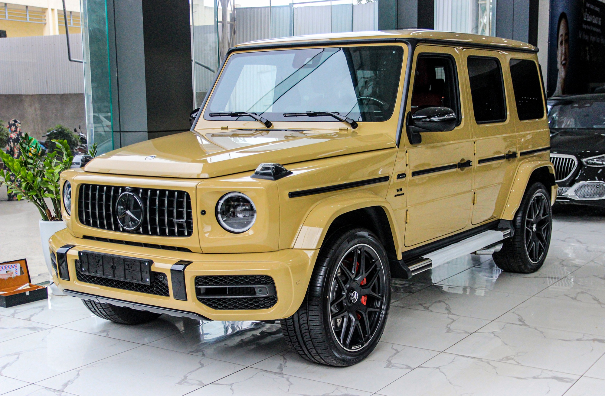 Can canh Mercedes-AMG G63 mau vang cat hiem gap hinh anh