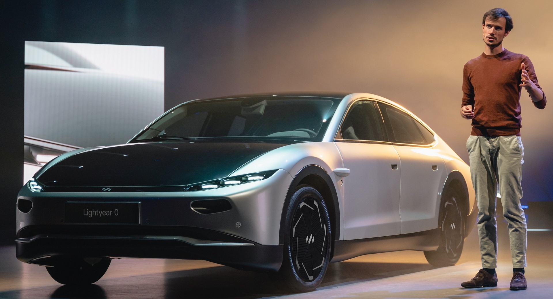 Xe dien cua Ha Lan duoc trang bi tam pin mat troi hinh anh