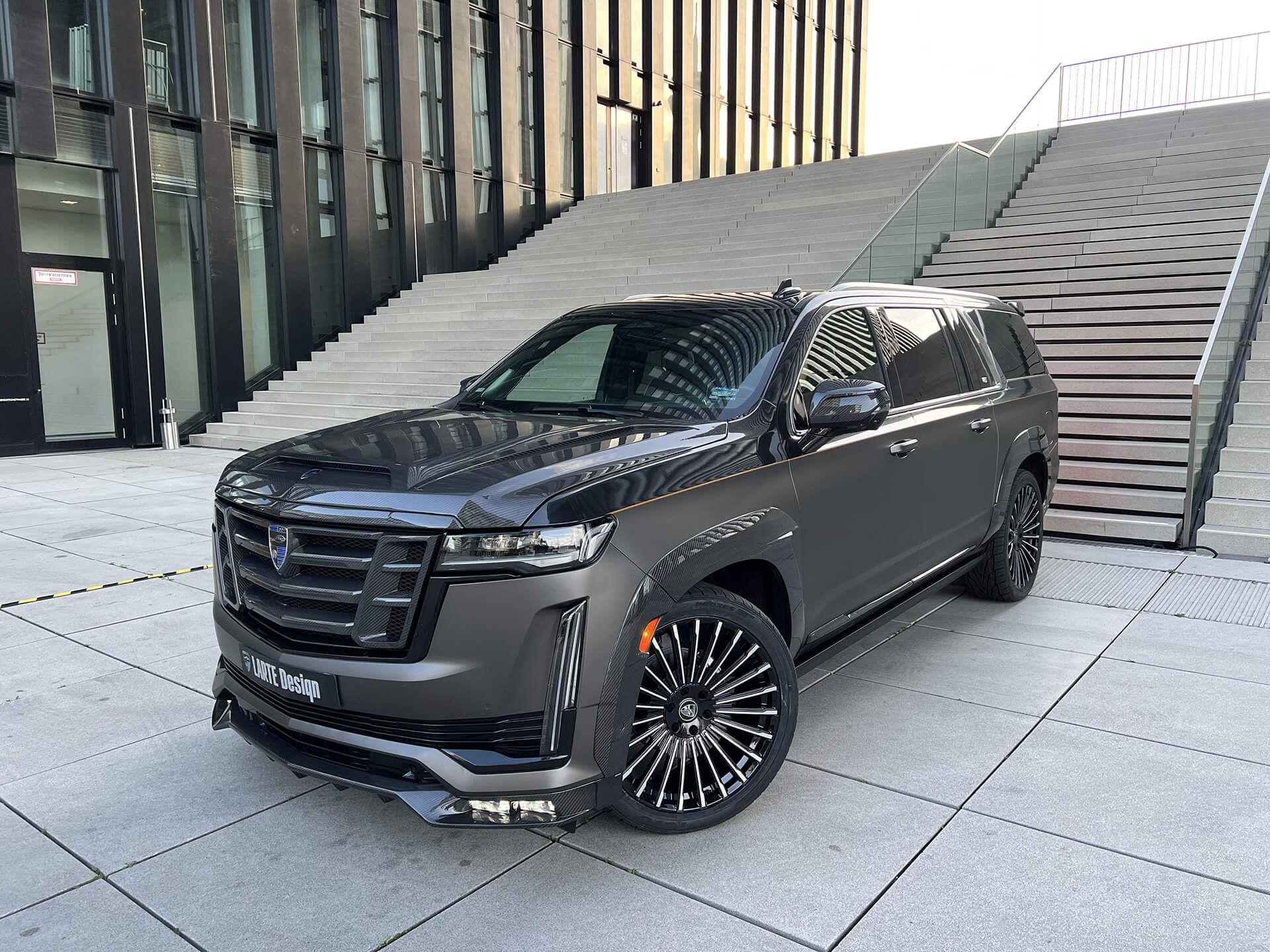 Cadillac Escalade ham ho voi goi do carbon hinh anh