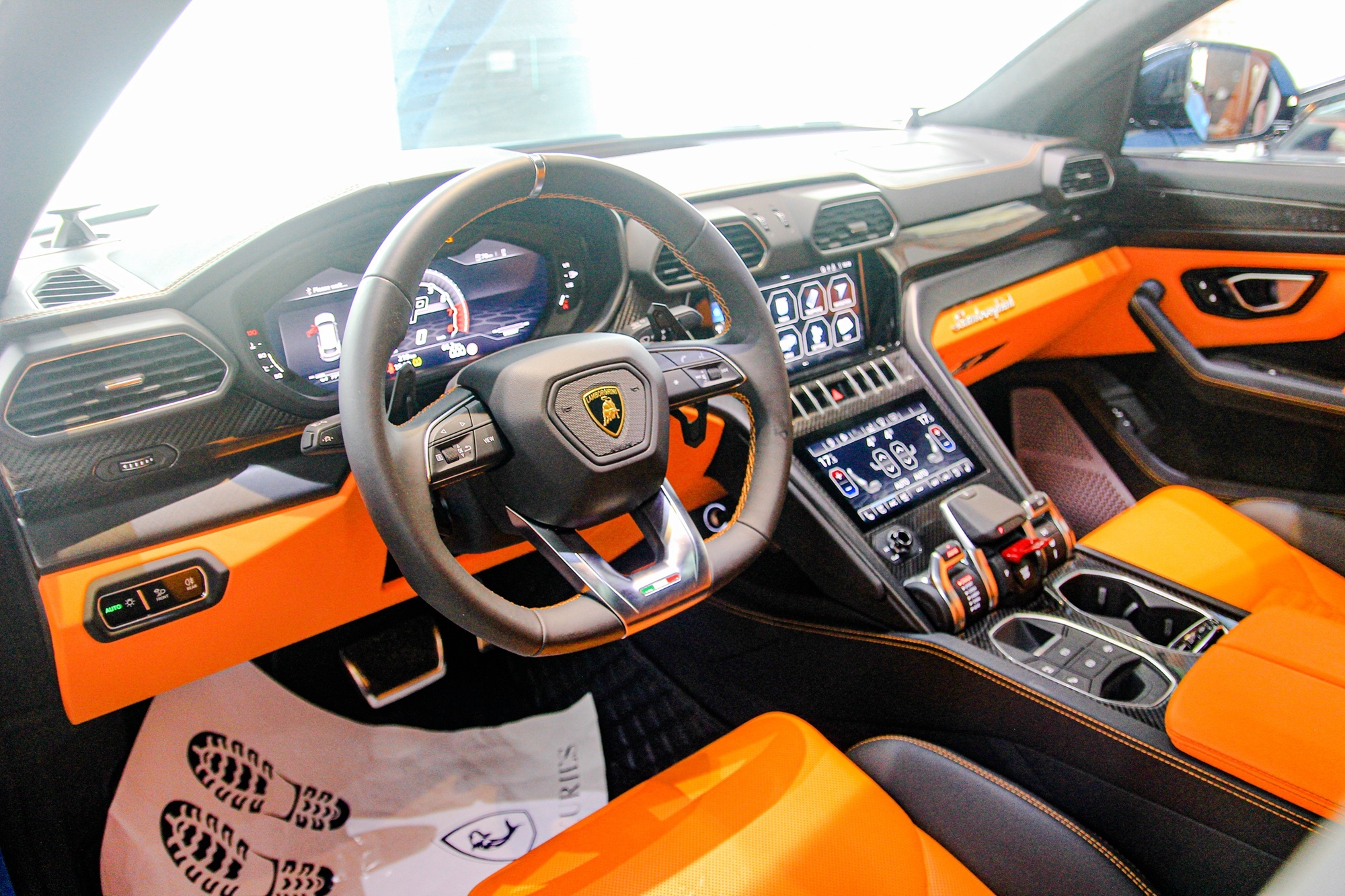 Lamborghini Urus voi noi that mau cam tai Ha Noi hinh anh