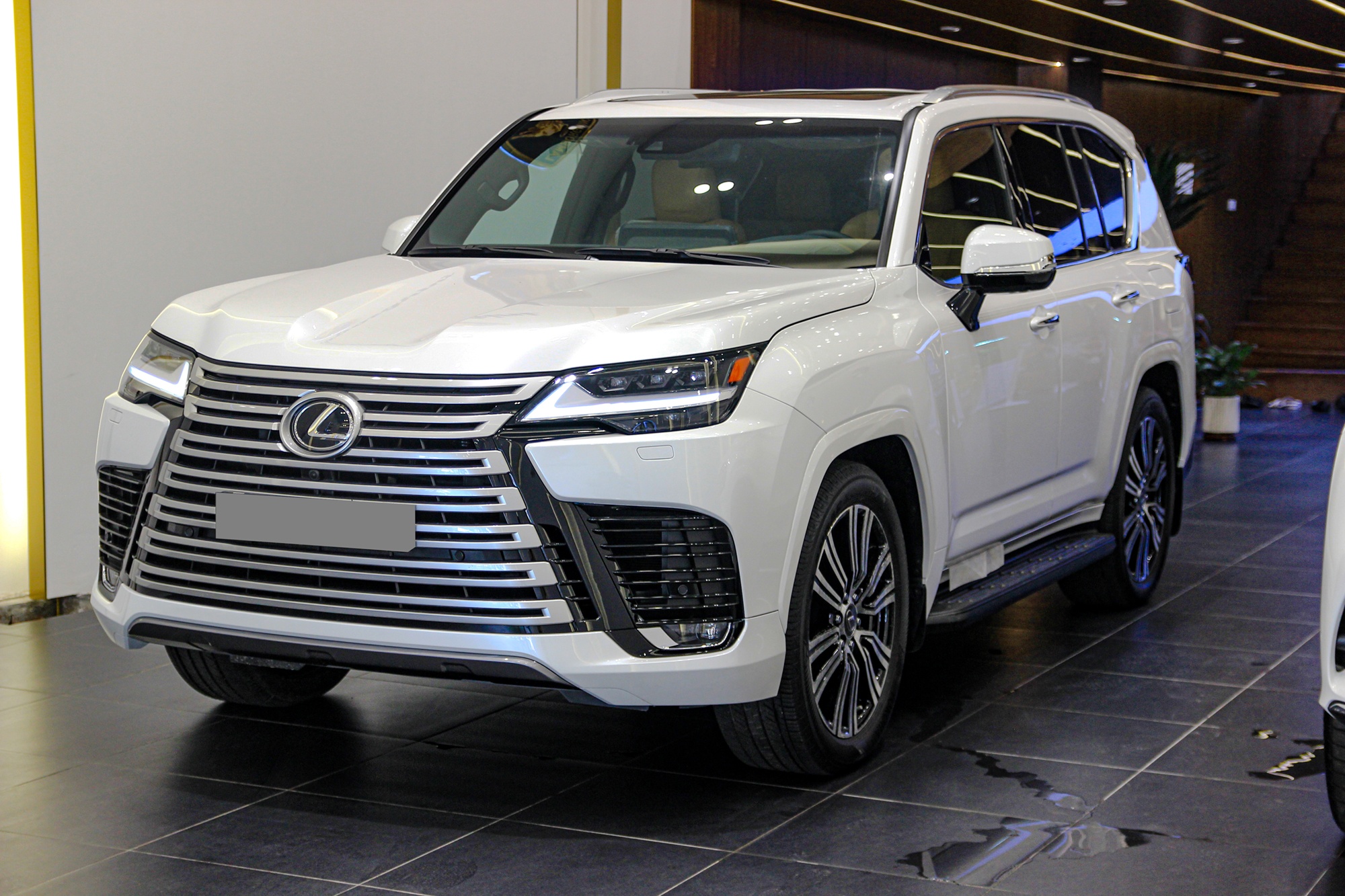 Can canh Lexus LX600 ban 7 cho gia hon 10 ty dong hinh anh