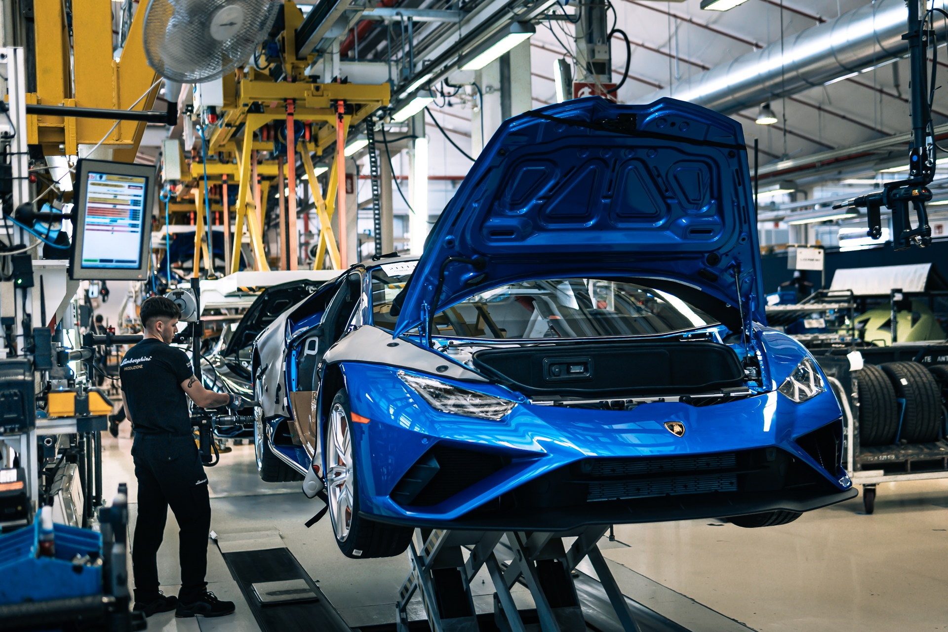 Nhieu hang sieu xe dang tang truong tro lai hinh anh