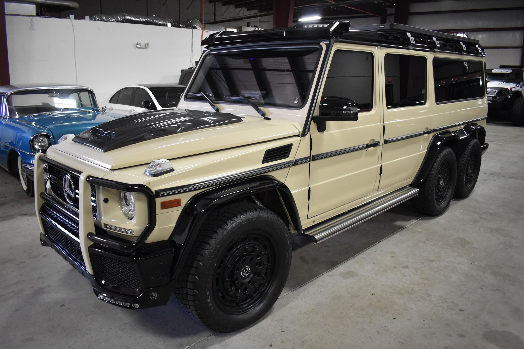 Ban do 6 banh cua Mercedes-Benz G550 duoc ban dau gia hinh anh