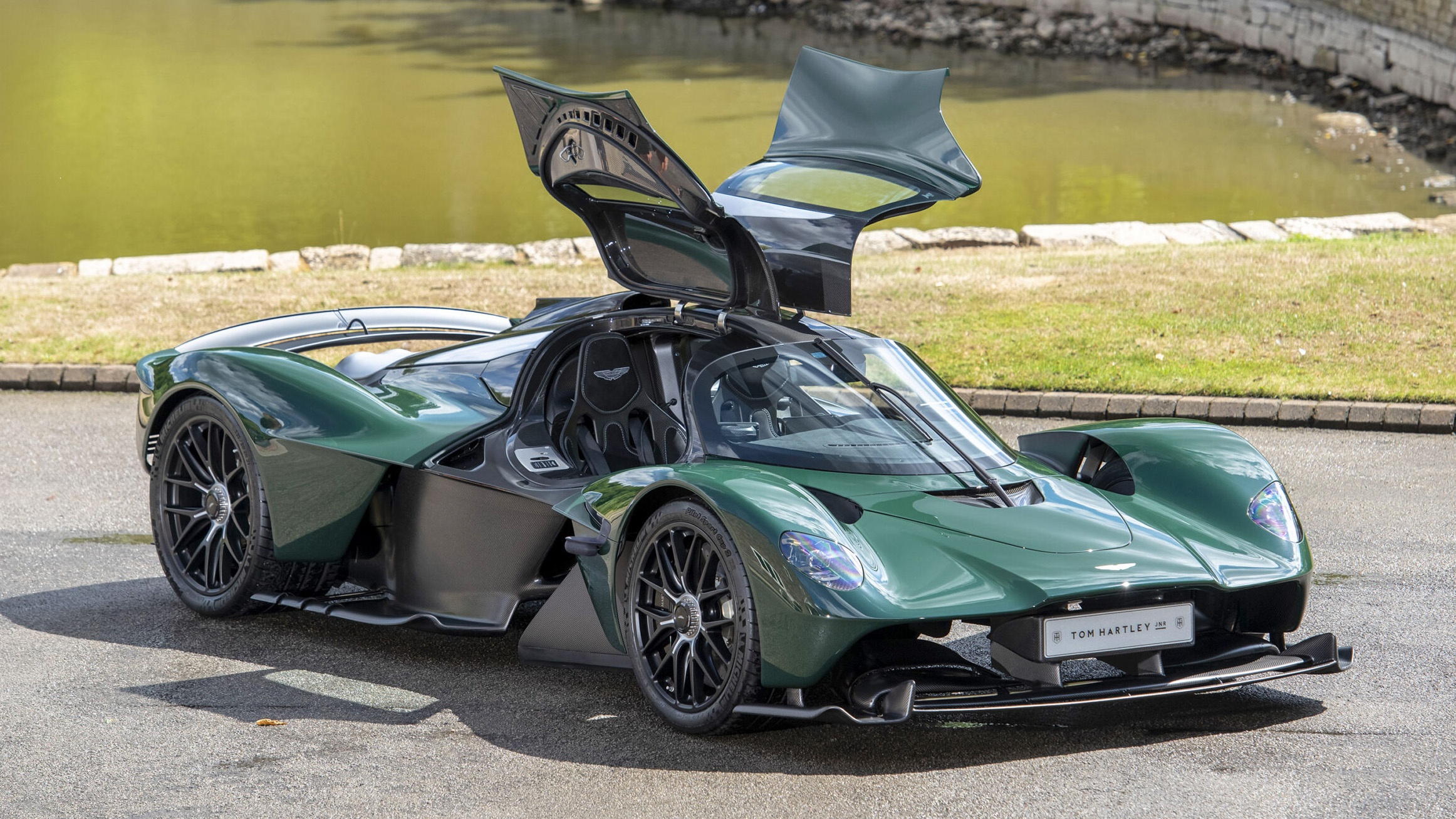 Aston Martin Valkyrie moi lan banh 121 km duoc rao ban hinh anh