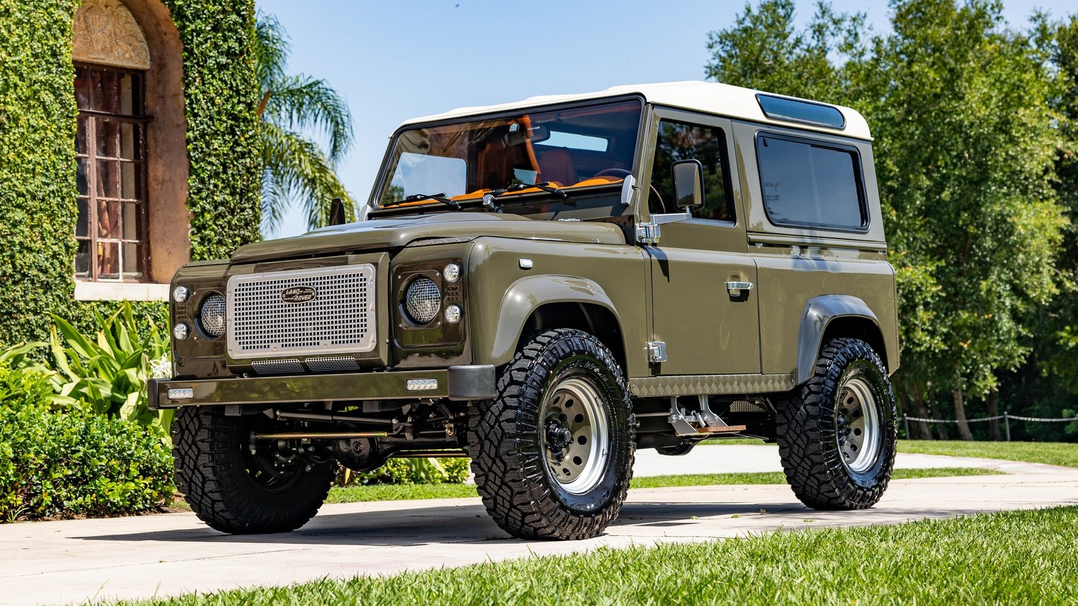 Land Rover Defender ban do ben ngoai co dien, ben trong hien dai hinh anh