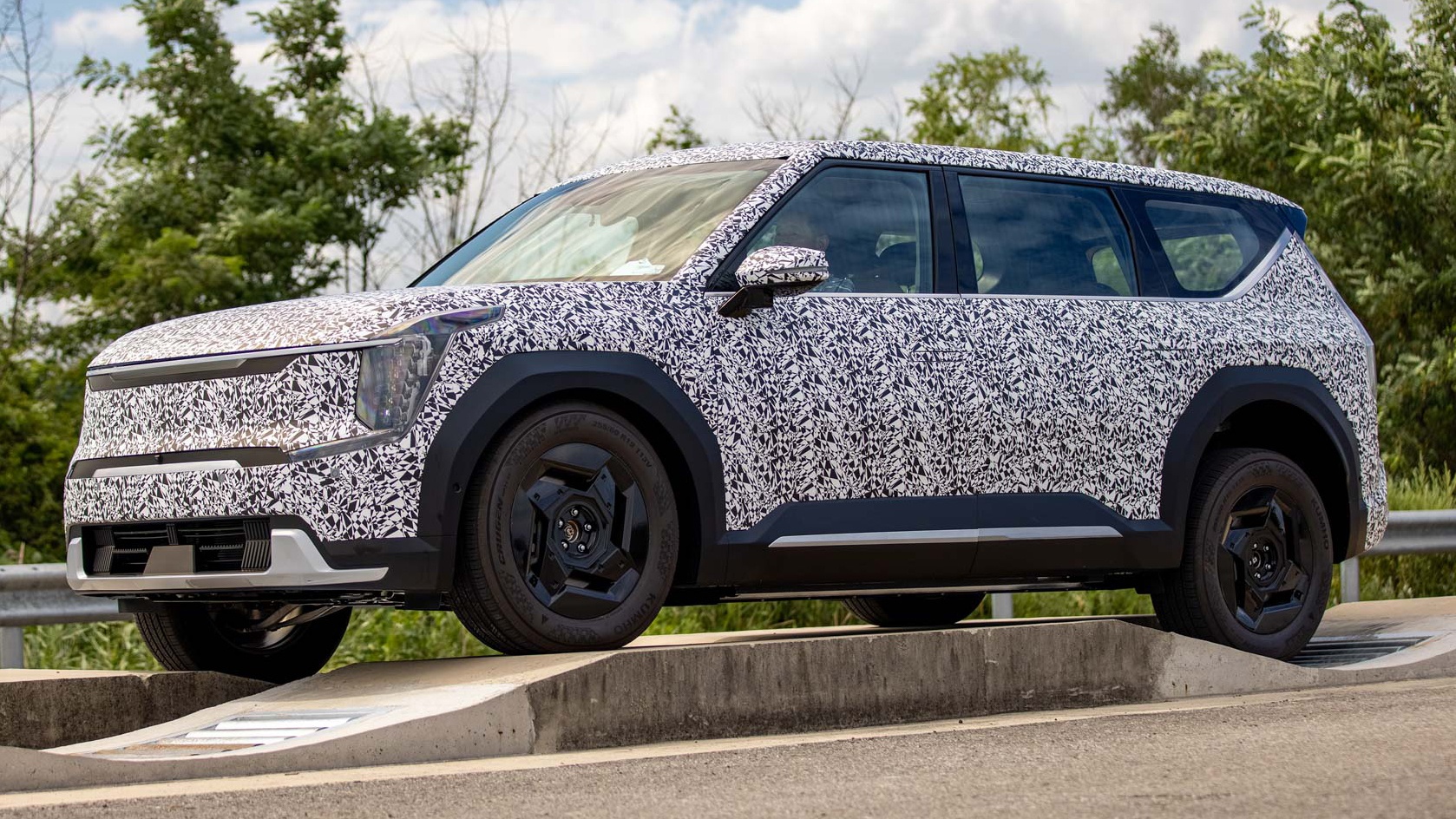 Ban chay thu xe dien Kia EV9 lo dien hinh anh