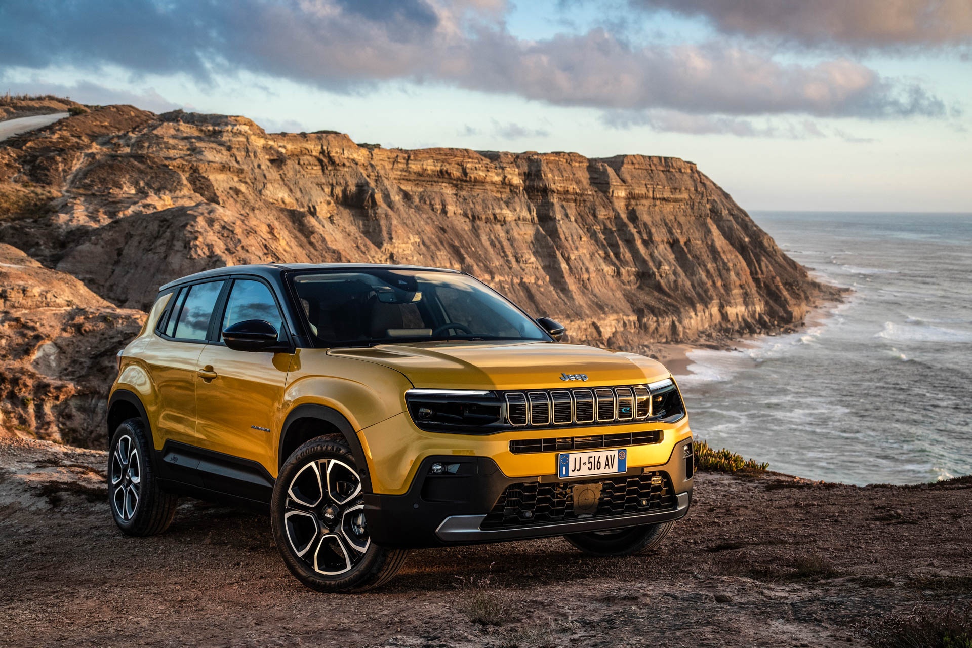 Jeep chuan bi ra mat SUV chay dien moi hinh anh