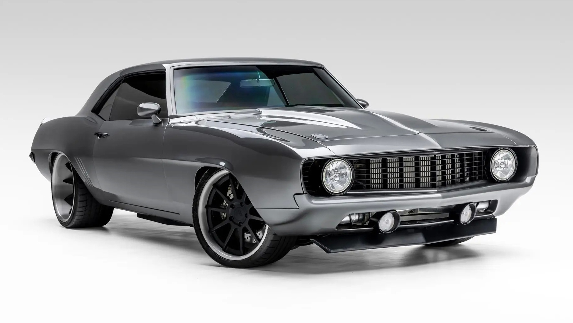Chevrolet Camaro doi 1969 lot xac voi nhieu trang bi hien dai hinh anh