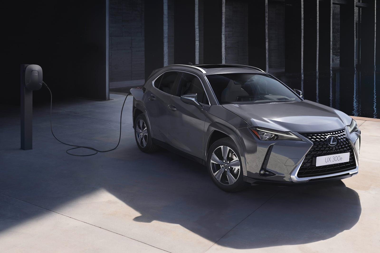 Lexus UX300e 2023 co khoang hanh trinh 450 km hinh anh