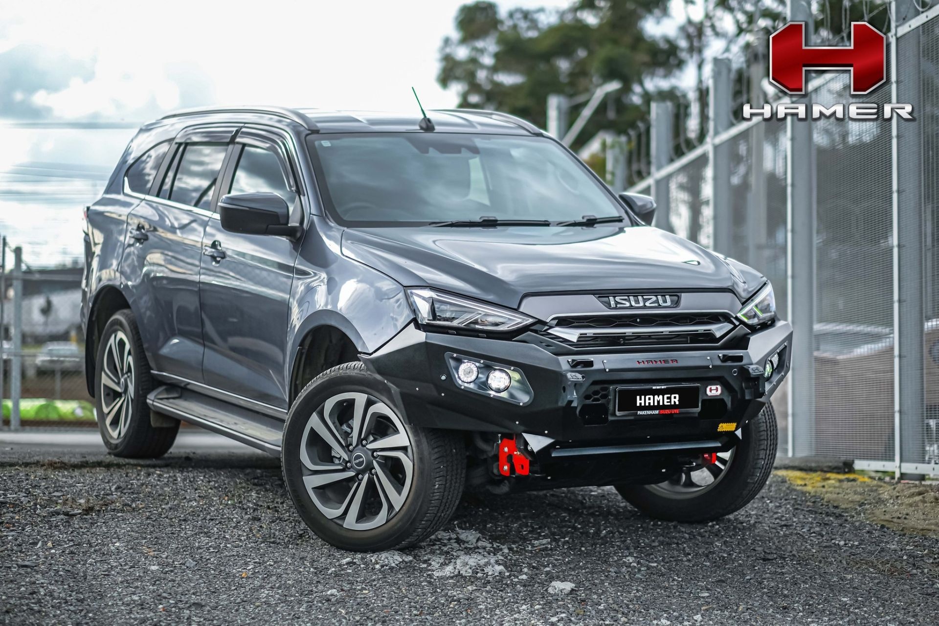 Isuzu mu-X ham ho voi ban do dia hinh hinh anh