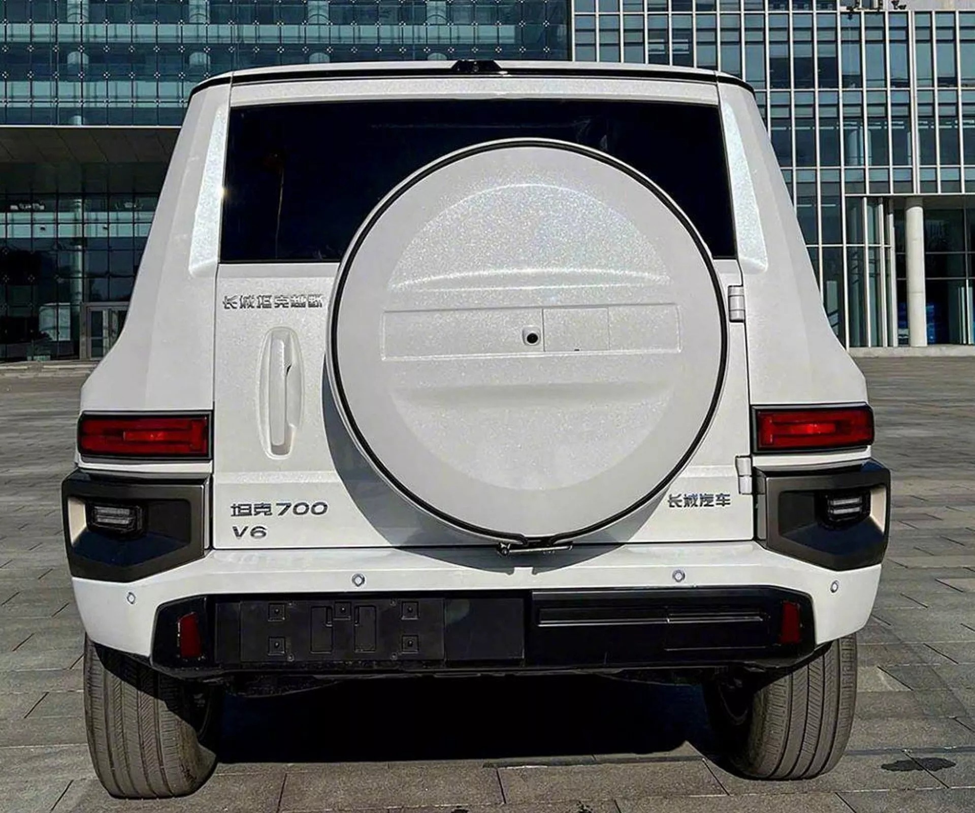 Tank,  Toyota Land Cruiser 300 anh 3