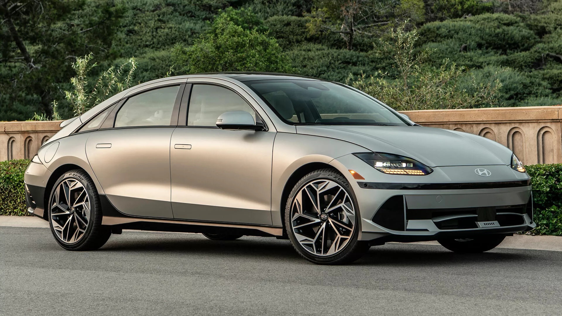 Nguoi dung xe dien Hyundai Ioniq 6 duoc sac mien phi 2 nam hinh anh