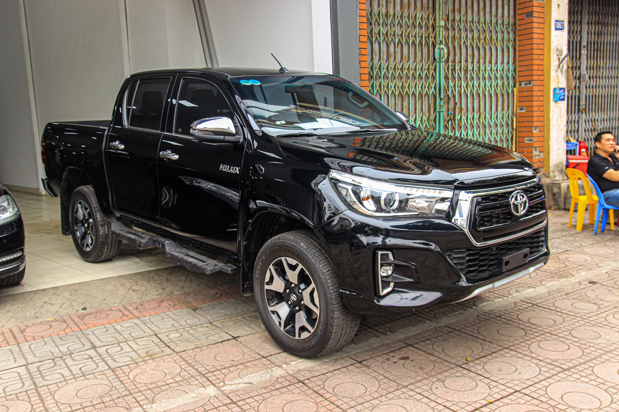 Toyota Hilux cu co gia ban lai cao hon Ford Ranger hinh anh