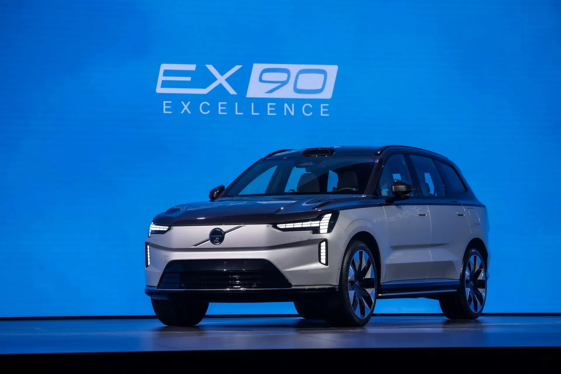 Volvo tang gia xe dien EX90, cat bot tinh nang hinh anh