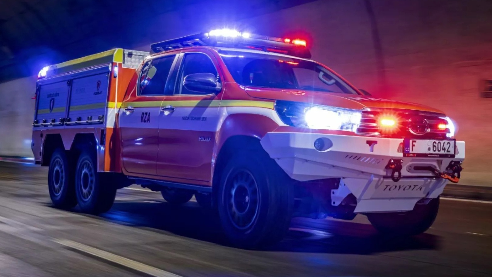 Toyota Hilux duoc do thanh xe cuu hoa hinh anh