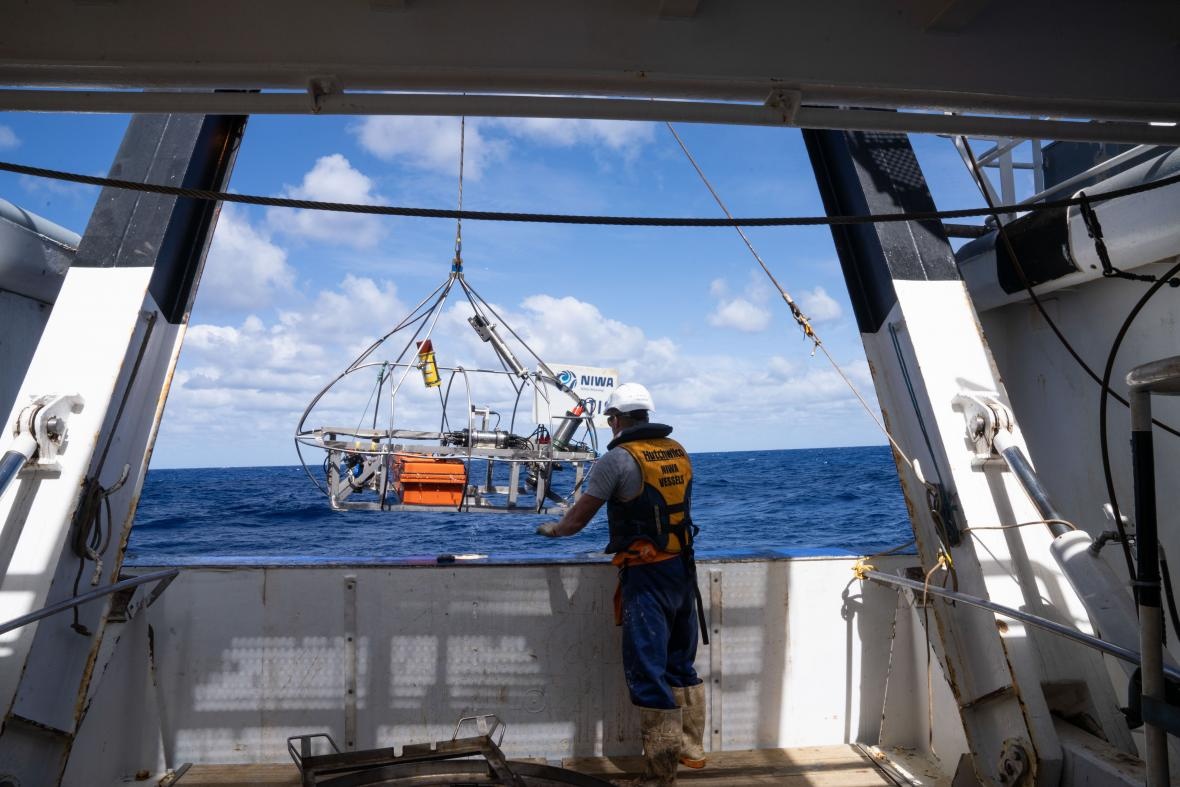 nui lua ngam,  tham hoa Tonga,  nghien cuu day bien anh 2