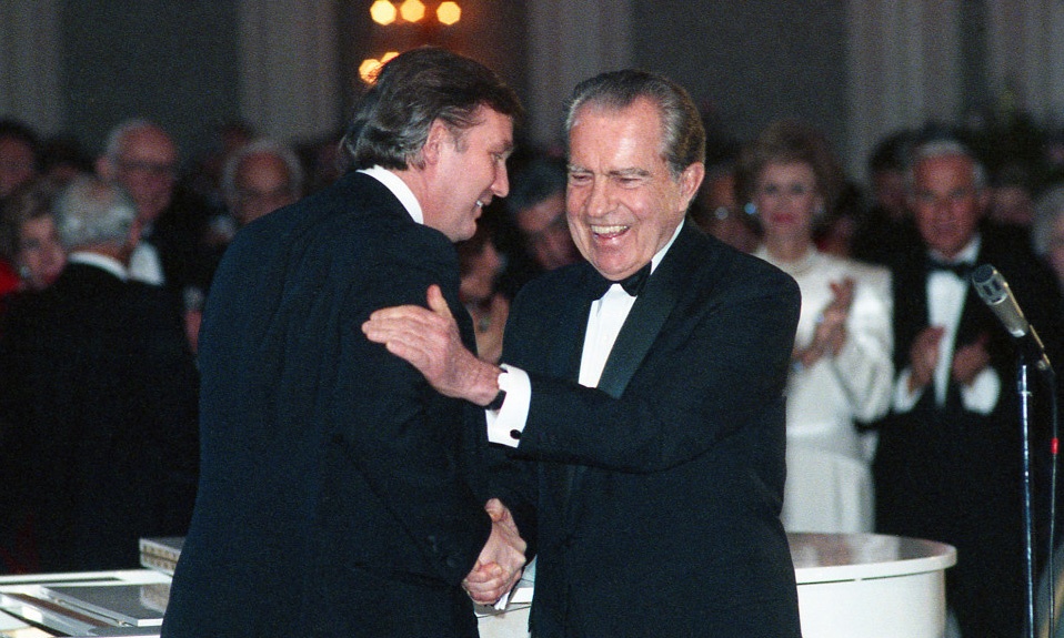 Lieu ong Trump co 'ha canh an toan' hon ong Nixon? hinh anh